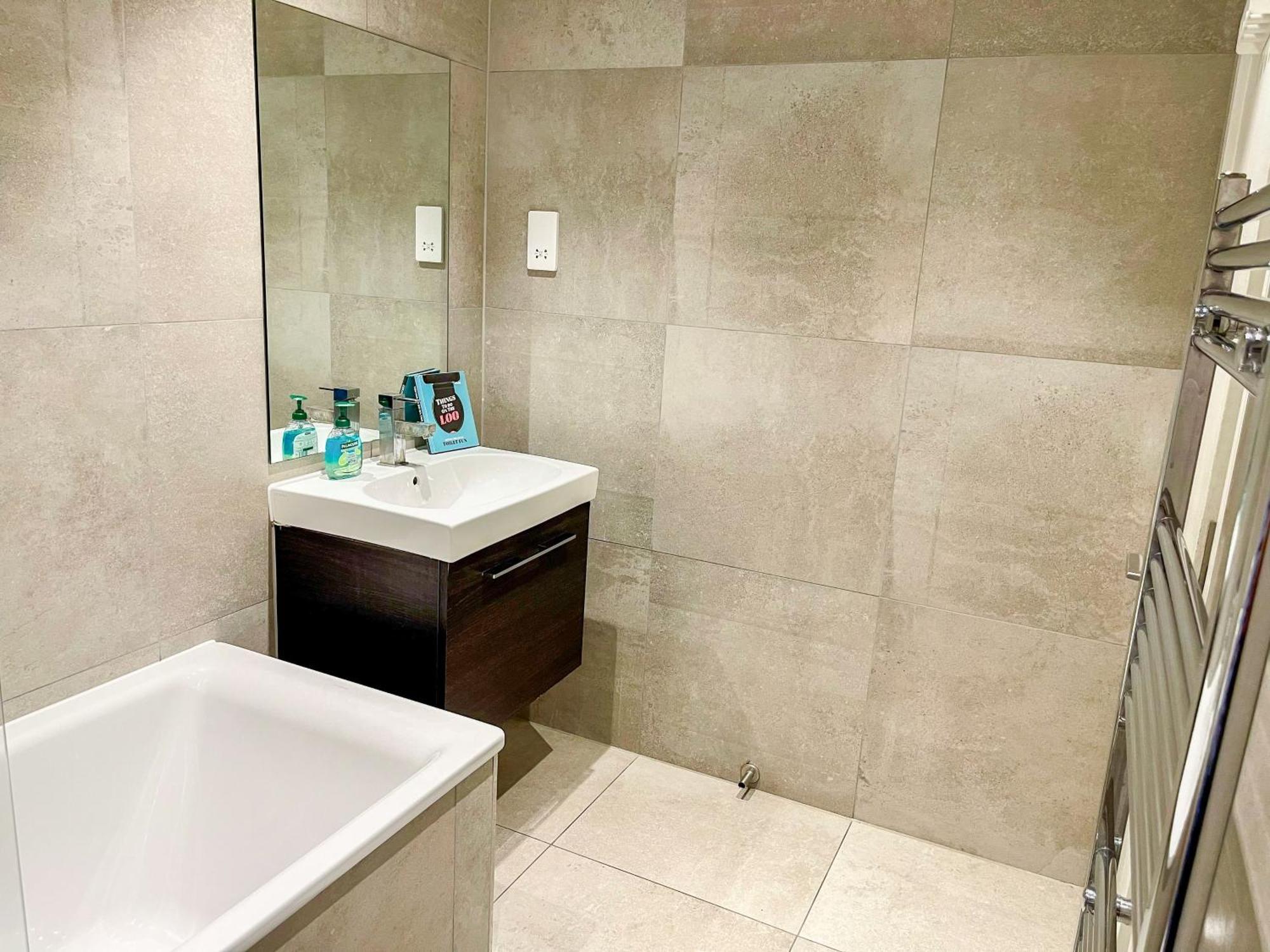 Modern & 3bedroom Flat With Pvt Balcony Steps From Regent's Park Apartamento *