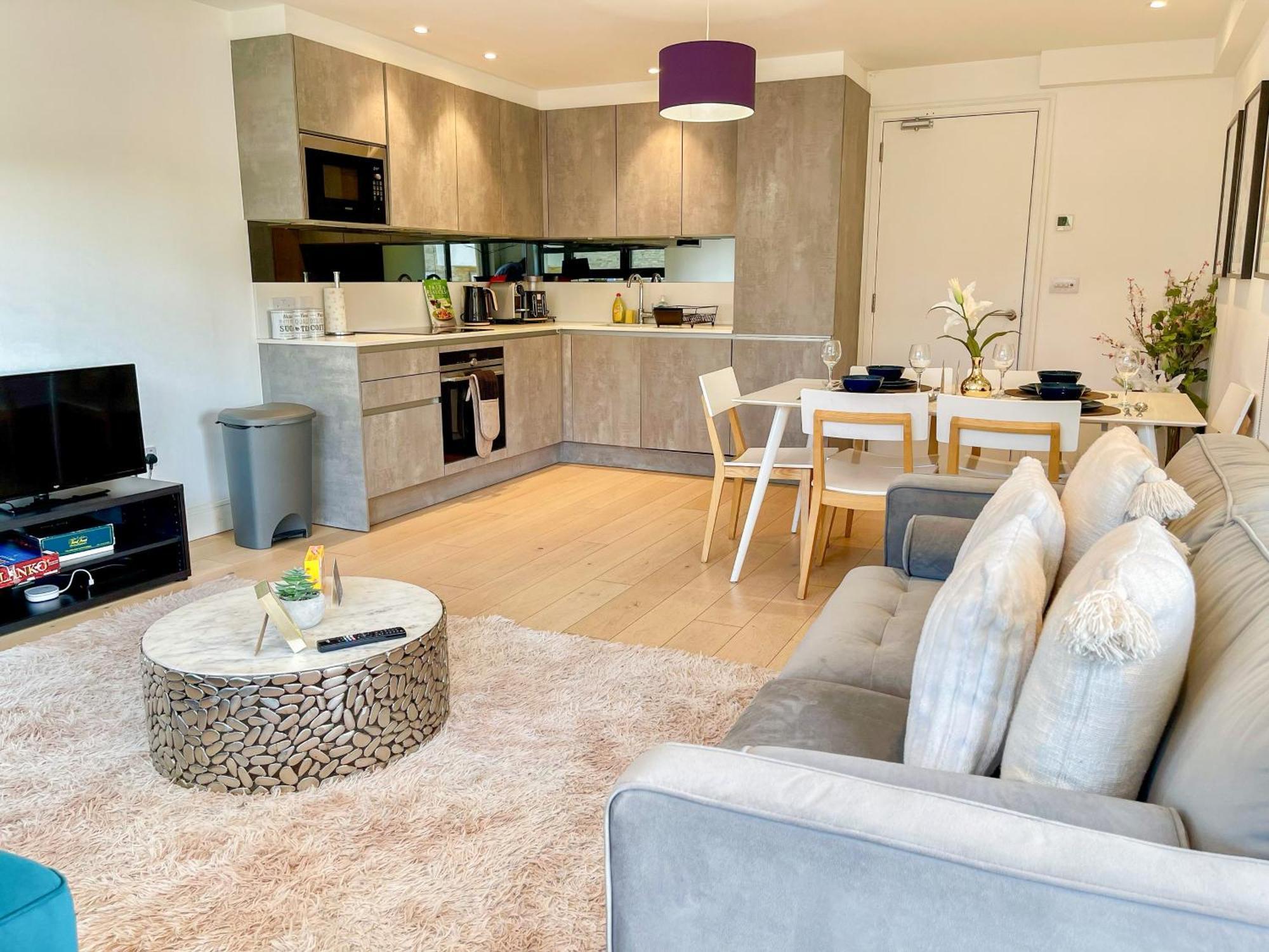 Modern & 3bedroom Flat With Pvt Balcony Steps From Regent's Park Apartamento